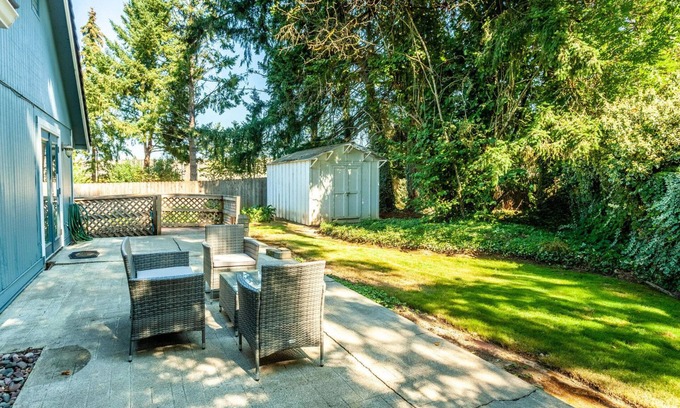 Sherwood - Tualatin South House | Exquisite Tualatin 2BR w/Parking, nr Shops & Restaurants, by Blueground