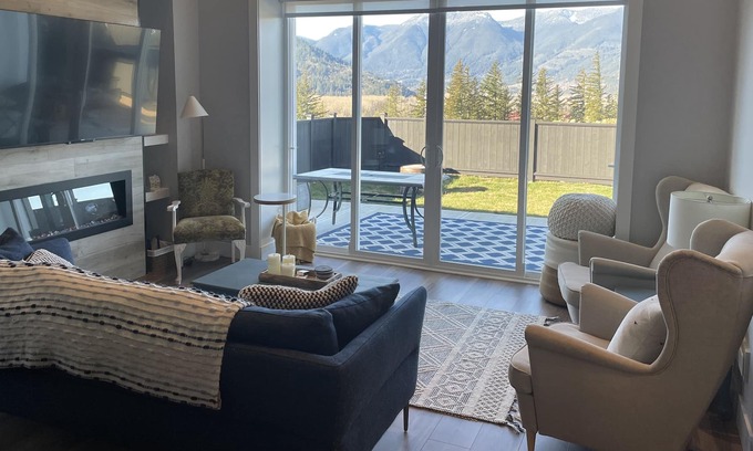 Agassiz House | Extended Stay in Modern Home W/Hot Tub