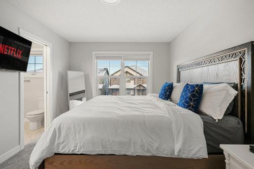 Airdrie House | Extra Large House with AC, Banff Access, Sleep 12, BBQ, 4 Bedrooms & 2 Sleeper Sofa Beds
