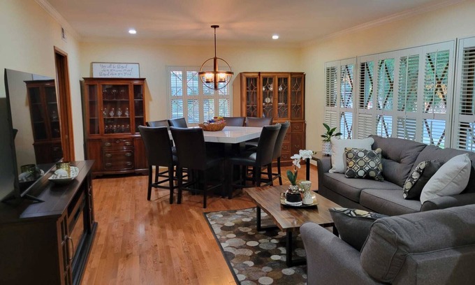 Wrigley House | Extremely Chill 3 Bedroom Home