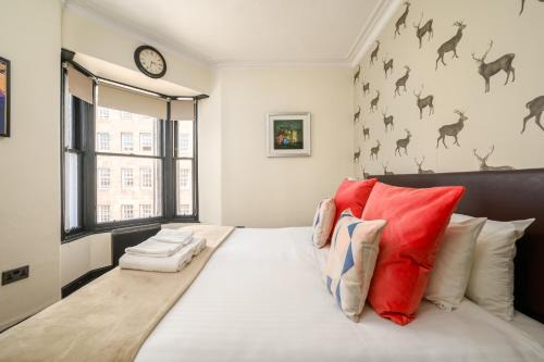 Old Town Apartment | F&O Apartments - 1 bedroom Royal Mile apt Stunning castle view Sleeps 2
