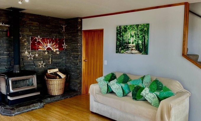 Motueka House | Fab 4-bedroom 44a estate - sleeps 14 - Motueka Valley - your own nature reserve!