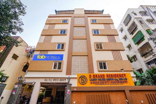 Kukatpalli Hotel | FabExpress D Grand - Nr JNTU College Metro Station, Kukatpally