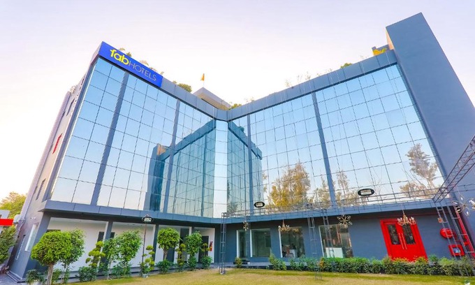 Gomti Nagar Hotel | FabHotel BSA