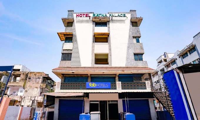 Ahmedabad Hotel | FabHotel Ratna Palace