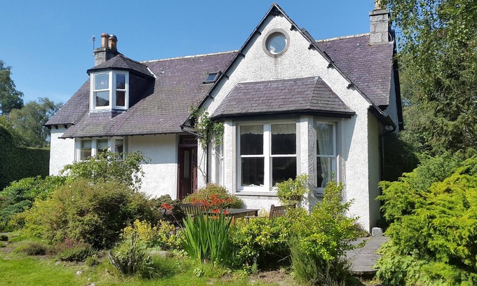 Braemar House | Fabulous house with sun-doors and patio - Large mature garden. Mountain views.