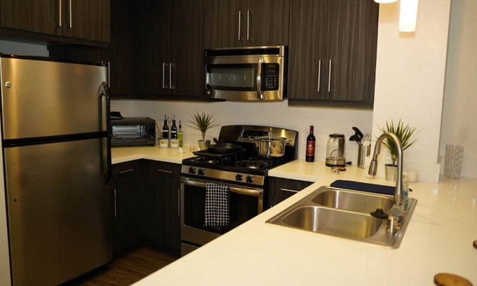Santa Ana Apartment | Fabulous - King - Gym - W/D - Kitchen - Parking