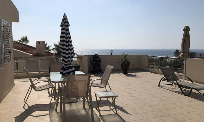 Paphos Apartment | FABULOUS, SPACIOUS 2 BEDROOM PENTHOUSE APARTMENT, VIEWS, WIFI,nBEACH,CAFES