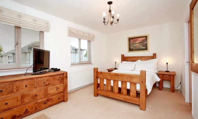 Central Aberdeen Apartment | Fabulous Townhouse Nr. Beach & Sports!