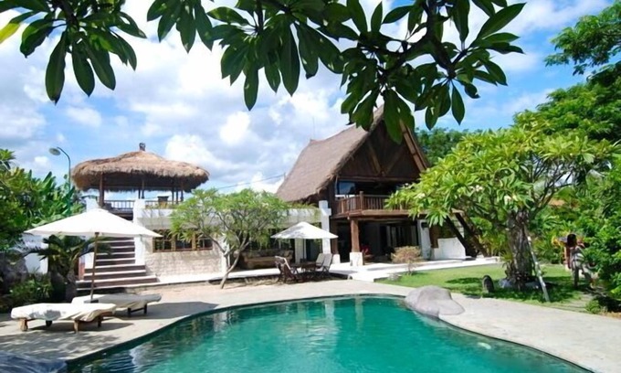 Dencarik Villa | Fabulous villa right on the beach with large pool, tropical garden & staff