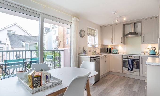 Mylor Churchtown Apartment | Fabulous well appointed refurbished apartment in central Falmouth