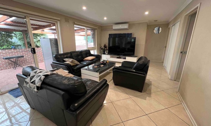 Frankston House | Fair Priced Private Room- Queen bed with Amneties