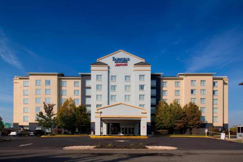 Newark Hotel | Fairfield Inn & Suites by Marriott Newark Liberty International Airport