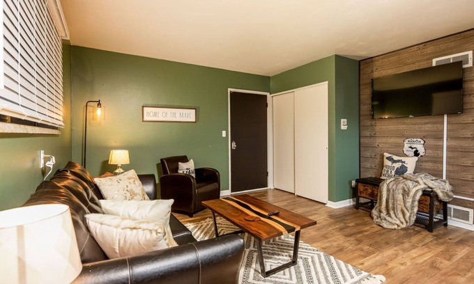 Lansing Apartment | Fairlane #8 The Den