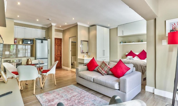 Three Anchor Bay Apartment | Fairmile on Main