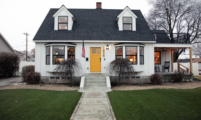 Caldwell House | Fairview House Cozy 5BR Sleeps 10 Golf Views + Hot Tub