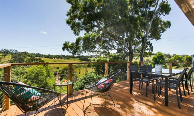 Metung House | Fairview Lakeside Cottage with Amazing Views