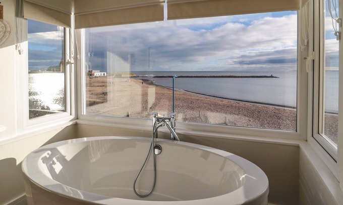 Newbiggin-by-the-Sea Cottage | FAIRWINDS, pet friendly, with a garden in Newbiggin-By-The-Sea