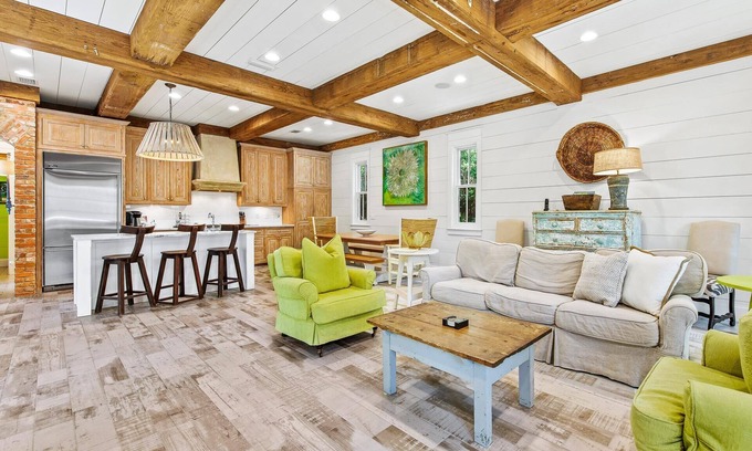 Forest District House | Fall Availability! Forest District - 2 Screened Porches! 4 Adult Bikes! Gourmet Kitchen!