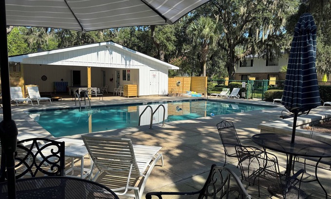Saint Simons Island Condo | Fall Beach Getaway: Bikes, Pool, King Bed, Well-equipped Kitchen-Walk to Shore!