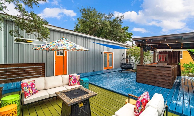Kiska Beach House | Fall Discounts! l 5 Mins Beach & 30A l Outdoor TV for Football Games