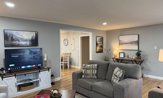 Knoxville House | Fall Escape in Knoxville 3BR Home Near UT, Downtown & Smoky Trails