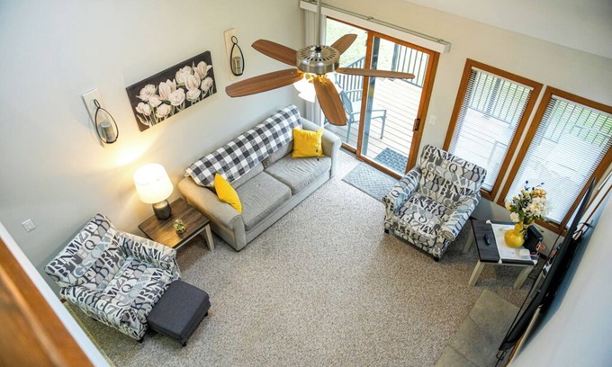 The Galena Territory Condo | Fall Foliage - 2 King Beds - Golf Course View - Indoor Pool - Near Scenic Trails
