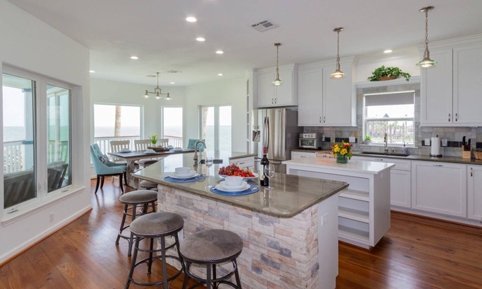 El Lago House | Fall for Galveston 15% Off Your Stay This Season
