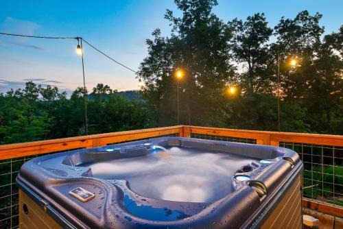 Gatlinburg - Pigeon Forge House | FALL IS HERE! - 10 min to Parkway - Mt View- Hot Tub-Cozy Cabin