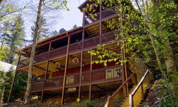 Blue Ridge Cabin | Fall on the Toccoa - Riverfront Fun & Relaxation