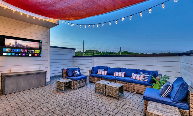 Haynes Area House | Fall rooftop with fire pit, game room, chef’s kitchen near Nissan Stadium