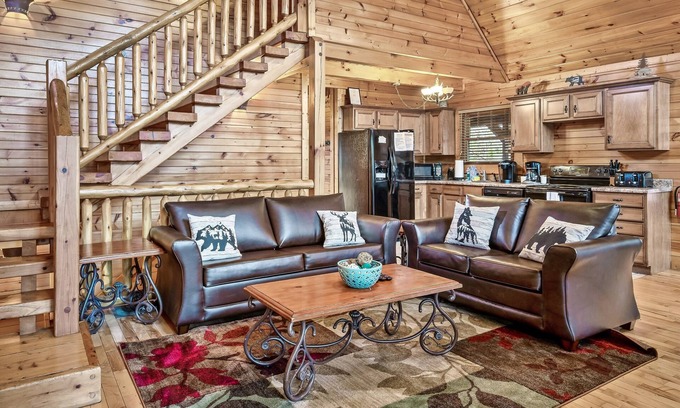 Hemlock Hills Cabin | FALL Sale! Close to Downtown Gatlinburg+Arcade/Mini Theatre+Hot Tub