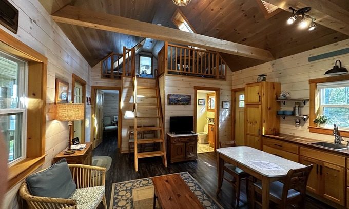 Bristol Cottage | Fall Special 20% off, Pets Stay Free! Modern Cottages w/Heat & AC