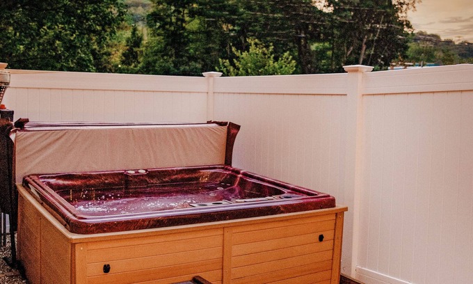 Colrain House | FaLL Western Mass Getaway-Airhockey-Hot tub-Firepit
