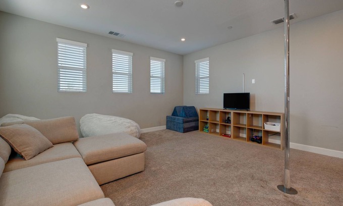 Rocklin House | Fam-friendly | Free Prking | Trails, Parks & more