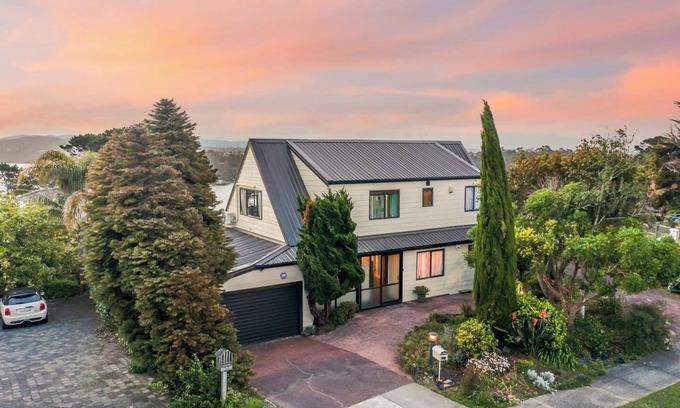 Lynfield House | Family Sunset Retreat with Sea Views