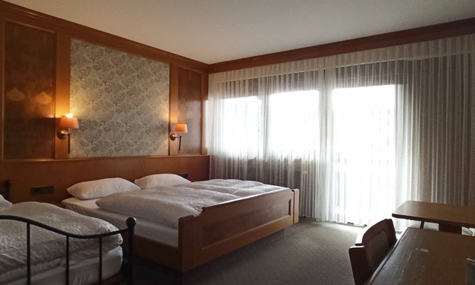 Donaueschingen Apartment | Familienzimmer Classic, Retro mit Balkon, 1 Doppelbett+1 Einzelbett