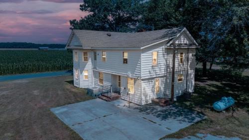 Delmar House | Family 5BR Home – Pets OK Big Yard Grill