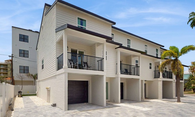 Treasure Island House | Family and dog friendly, steps to the Gulf and beaches, shared putting green, AC