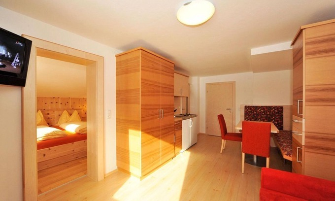 Heiligenblut Bed & Breakfast | Family apartment - Pension-Appartements Bergkristall