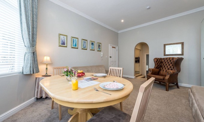 Brondesbury Park Apartment | Family apt,sleeps up to 6 people,parking on street,12 minutes by tube to Centre!