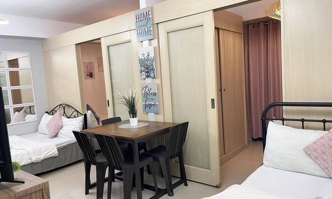 Barangay 76 Condo | FAMILY/BARKADA 2BR With Balcony MOA fireworks VIEW/10Mins to NAIA