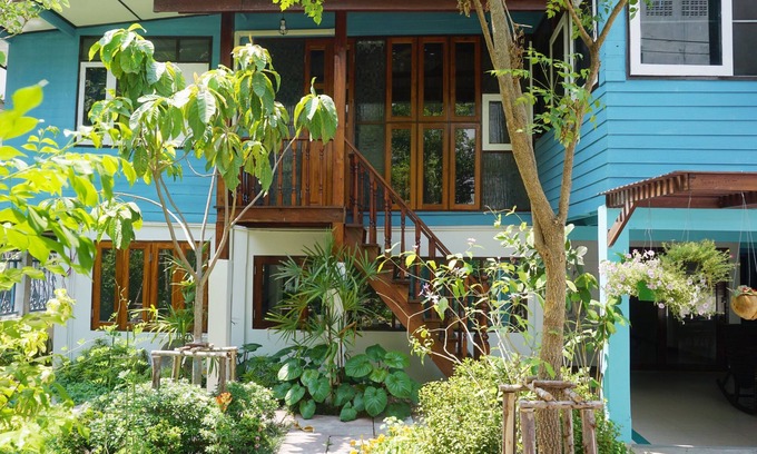 Samsen Nai Cabin | Family Boutique Rooms Near Victory Monument BTS Station