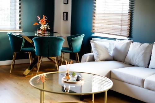Reading House | Family & Business Stays In RG2 - Sleeps Up to 12!
