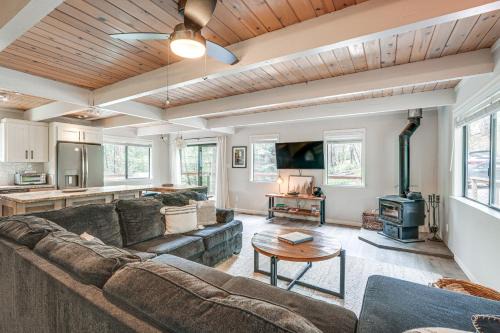 Arnold House | Family Cabin in Blue Lake Springs, Near Town!