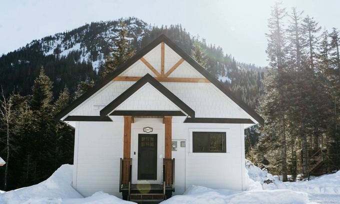 Hemlock Valley Cabin | Family cabin sleeps 10 w/hot tub, games room & mountain views - 2 mins to base