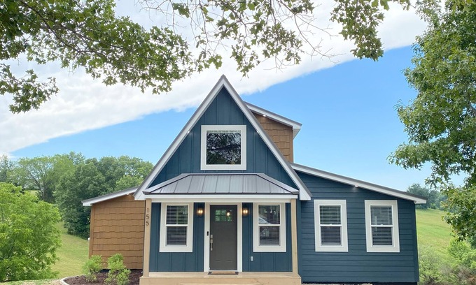 Branson Cabin | Family Cabin with Treehouse & Pond near Branson