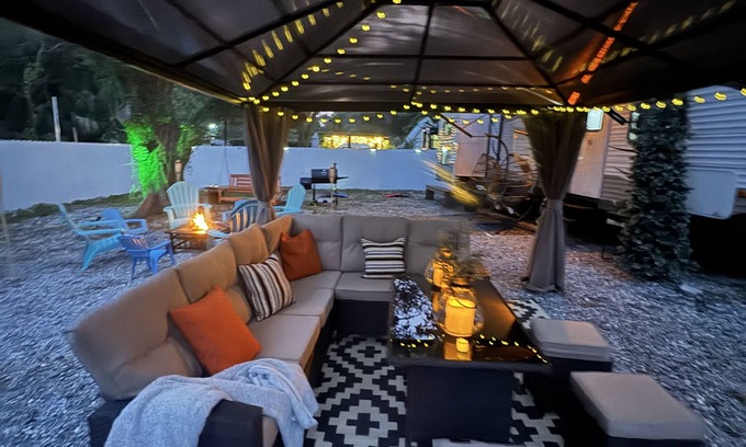 Bearss Plaza House | Family Campsite Wi-Fi, Hot Tub & Outdoor Games