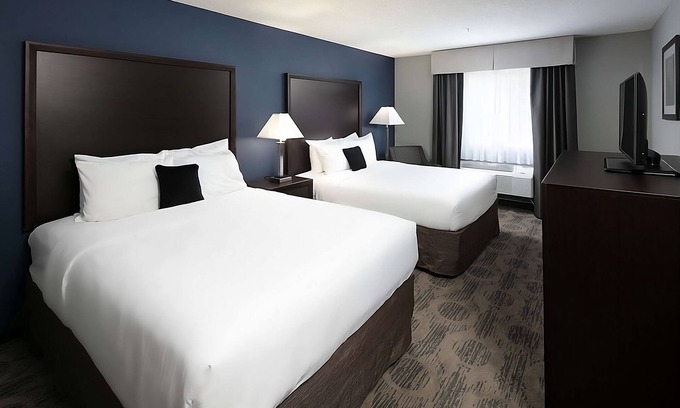 Sequim Resort | Family-Centric Units Near Olympic State Park! Queen Beds,Pool, Picnic Area