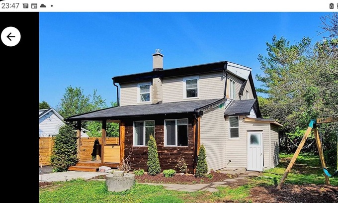 Innisfil Cottage | Family cottage by the lake.